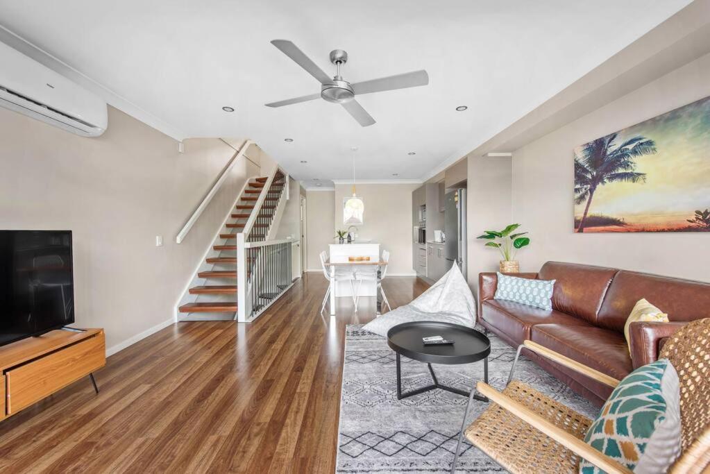 Holiday home Spacious + Convenient! 3bed/2.5bath/1car~townhouse *